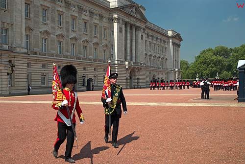 Londyn. Zmiana warty na terenie Pałacu Buckingham.